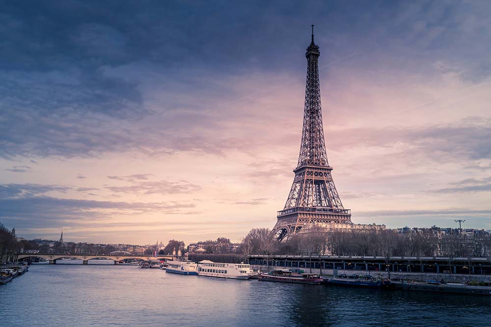 PARIS-GUIDE-4 - Journey Inspirations Paris, Eiffel Tour, seen by a cruise boat