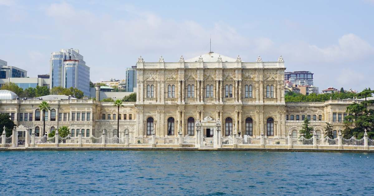 Dolmabahçe Palace in istanbul, a large building infront of the sea