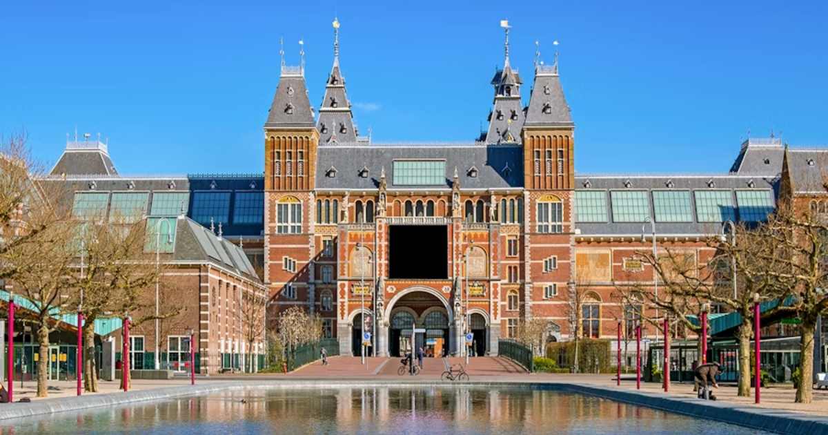 Rijksmuseum national library of amsterdam, big buildin in red colors
